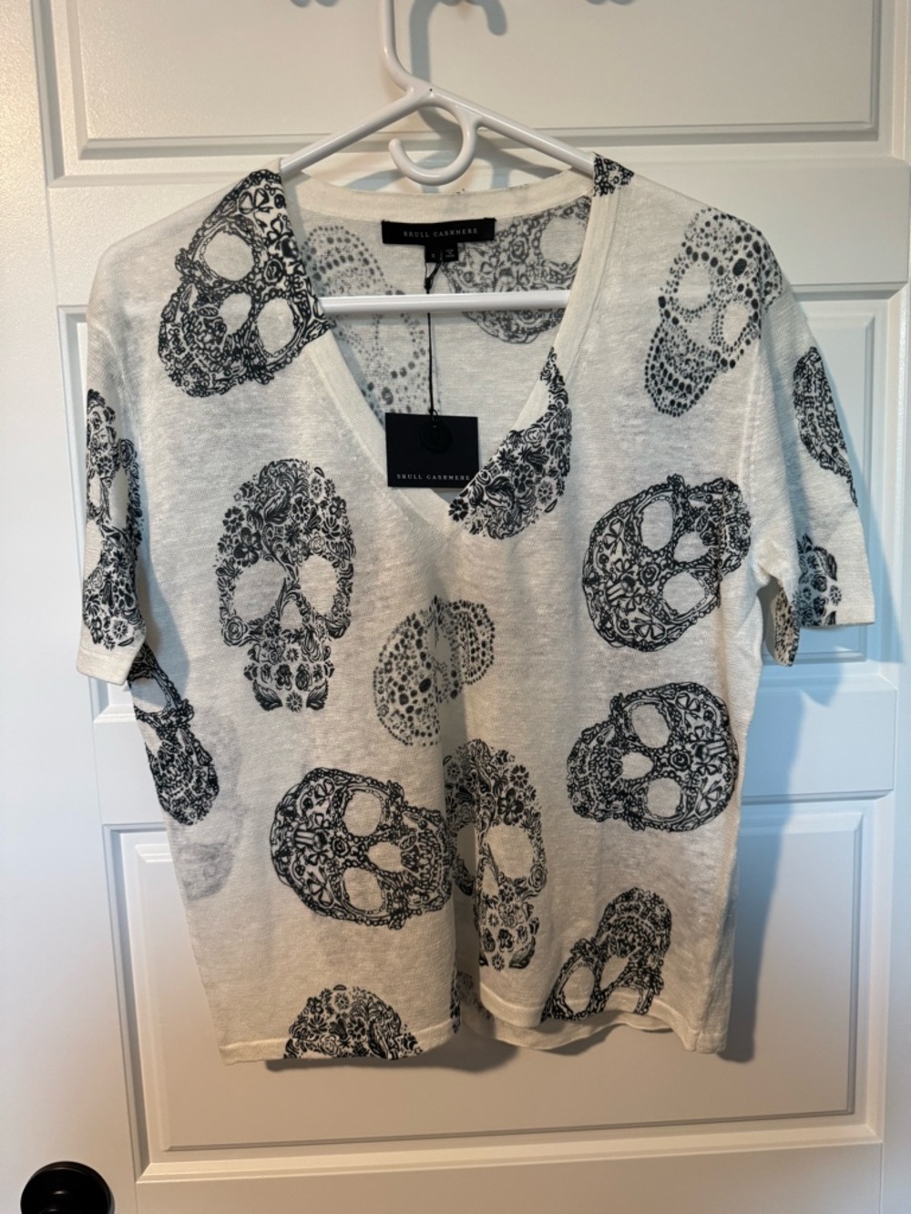 NWT Skull Cashmere 100% Linen Skull Print Short Sleeve V-Neck Top, Size Small